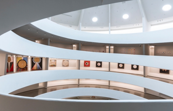 〈힐마 아프 클린트 - 미래를 위한 회화〉 전시 장면, 2018년, 뉴욕 구겐하임 미술관.